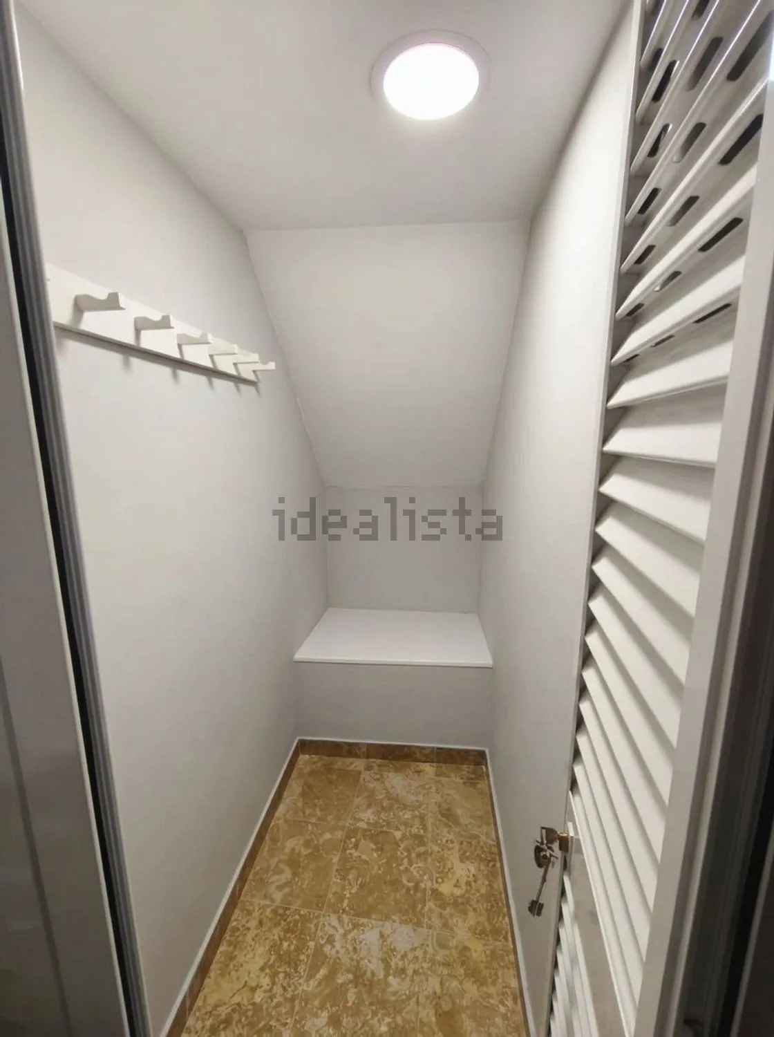 Dressing area by the entrance